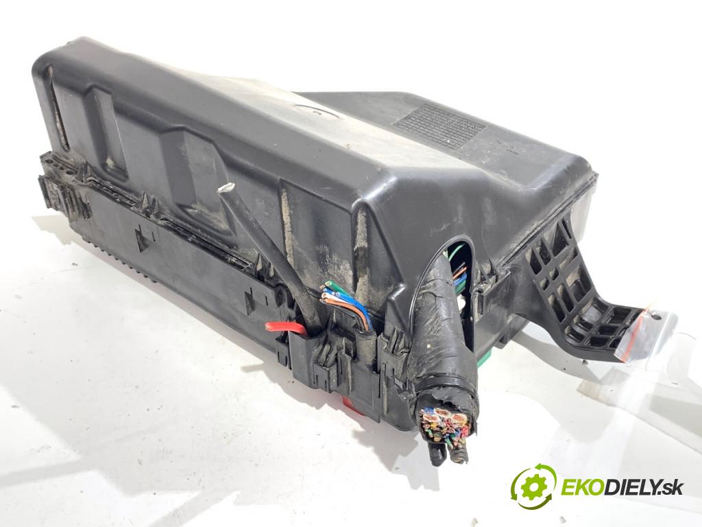 TOYOTA PRIUS II liftback 2008 57 kW 1.5 Hybrid (NHW20_) 1497 skříňka poistková  (Pojistková skříňka)