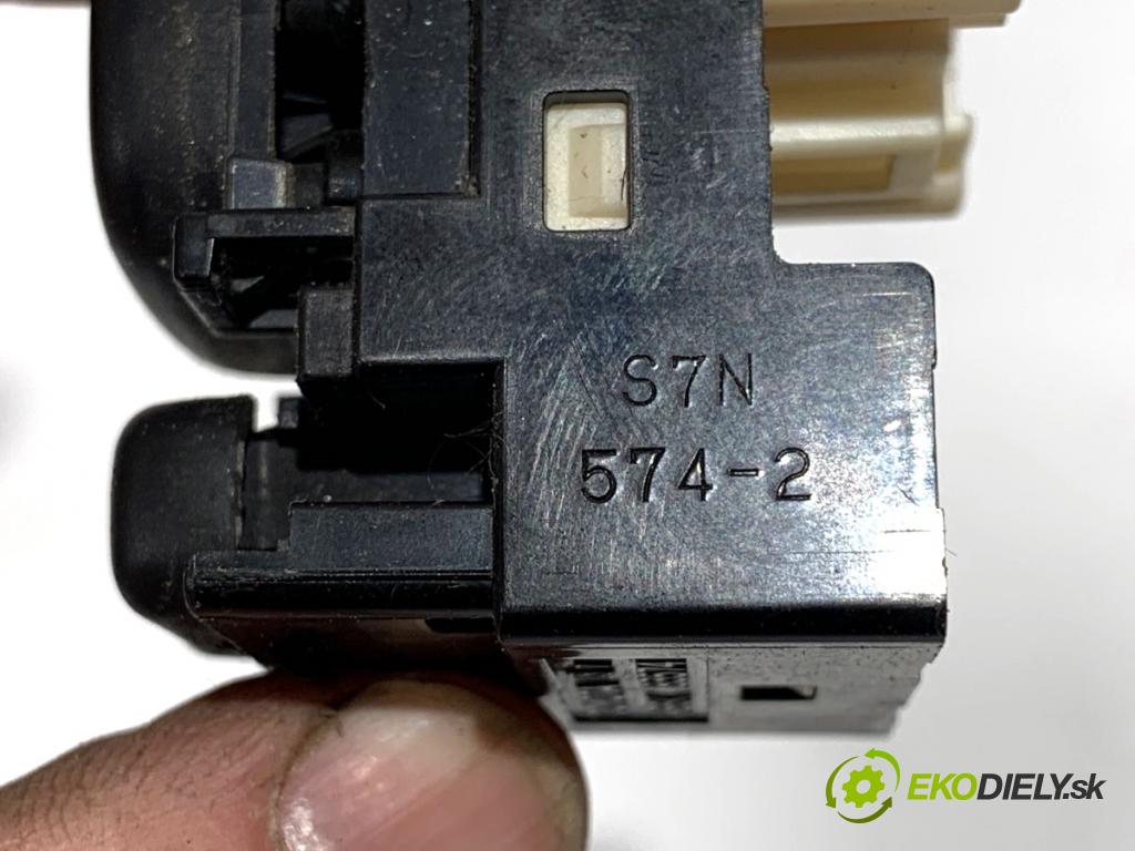 TOYOTA PRIUS II liftback 2008 57 kW 1.5 Hybrid (NHW20_) 1497 Prepínač nastavenia spätných zrkadiel 183574 (Prepínacie páčky pod volantom)