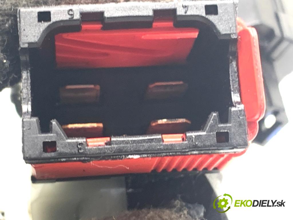 RENAULT KANGOO II nadwozie wielkoprzestrzenne (MPV) 2021 85 kW 1.5 dCi 115 (KW17) 1461 spinačka 8200405701 (Spínacia skrinka)