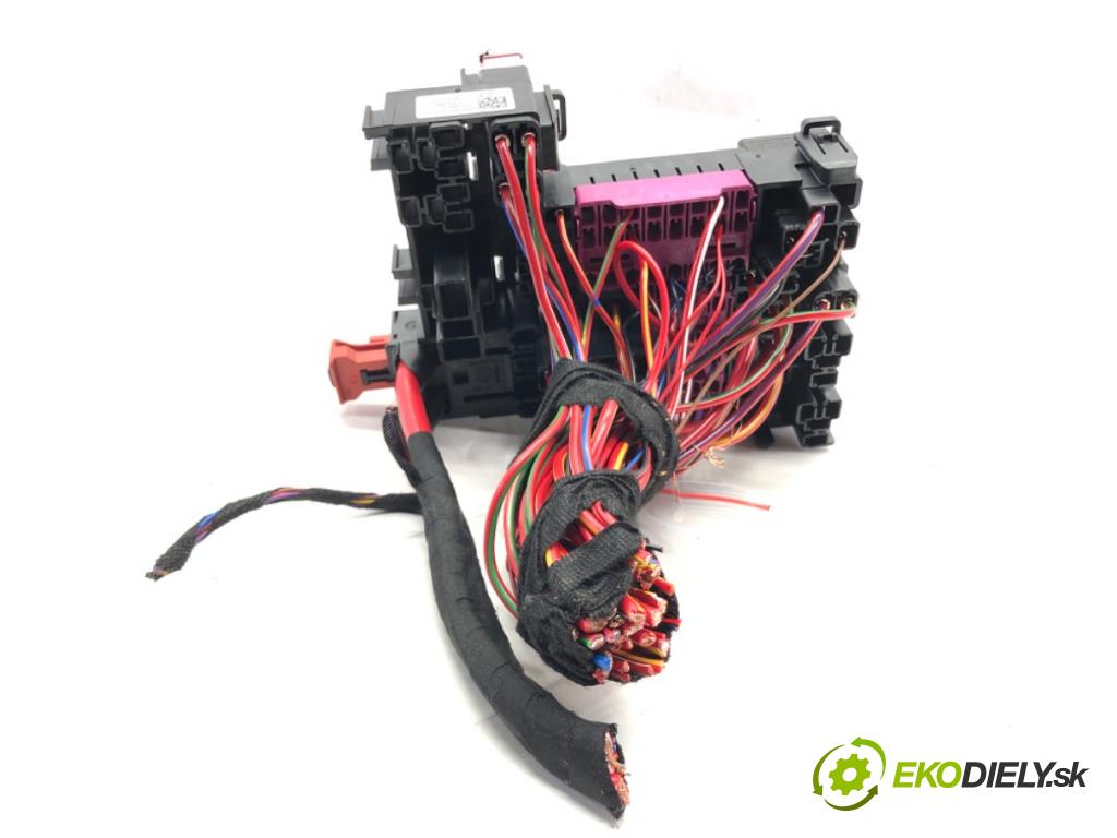 SKODA KAMIQ SUV 2024 85 kW 1.0 TSI 999 skříňka poistková 2Q0937615A (Pojistková skříňka)