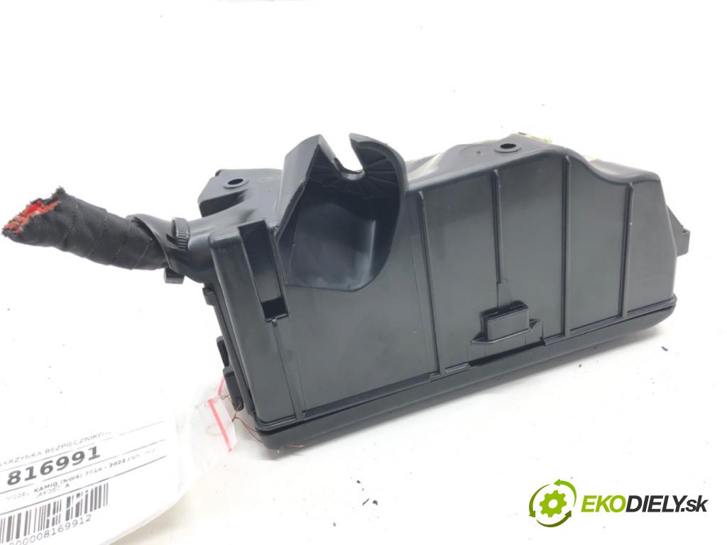 SKODA KAMIQ SUV 2024 85 kW 1.0 TSI 999 skříňka poistková  (Pojistková skříňka)