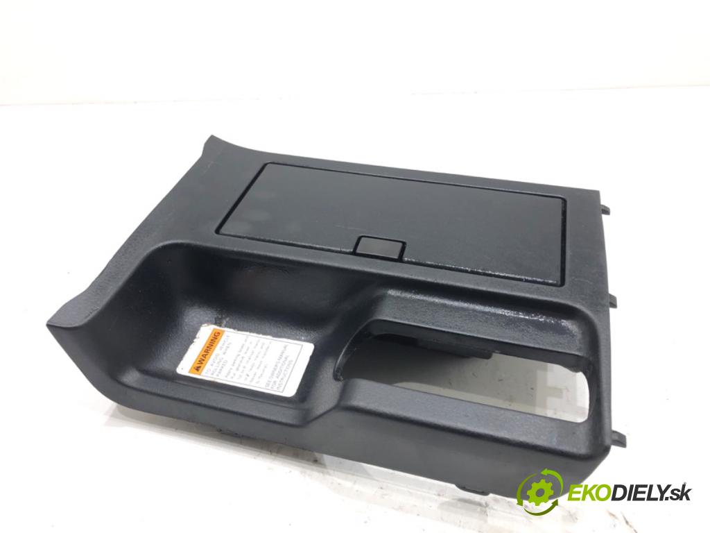 SUZUKI GRAND VITARA II samochód terenowy zamknięty 2006 95 kW 1.9 DDiS Napęd na wszystkie koła (JT419, TD44, JB419WD,... 1870 Držiak na nápoje  (Držiak (úchyt) na nápoje)