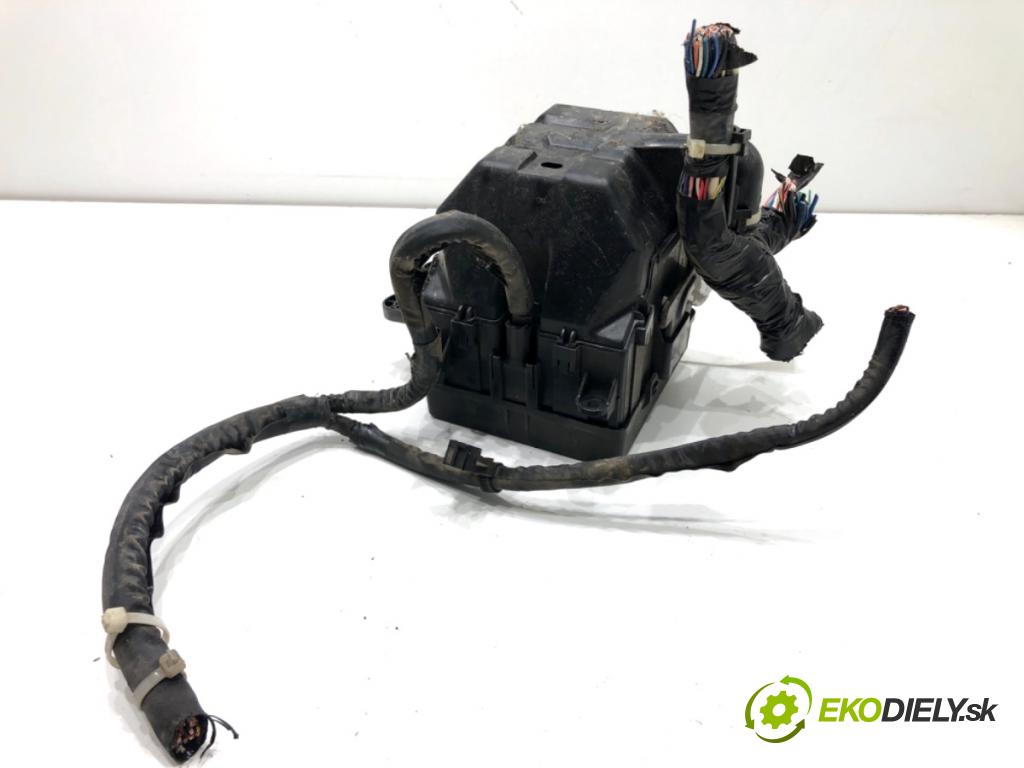 SUZUKI GRAND VITARA II samochód terenowy zamknięty 2006 95 kW 1.9 DDiS Napęd na wszystkie koła (JT419, TD44, JB419WD,... 1870 skříňka poistková  (Pojistková skříňka)