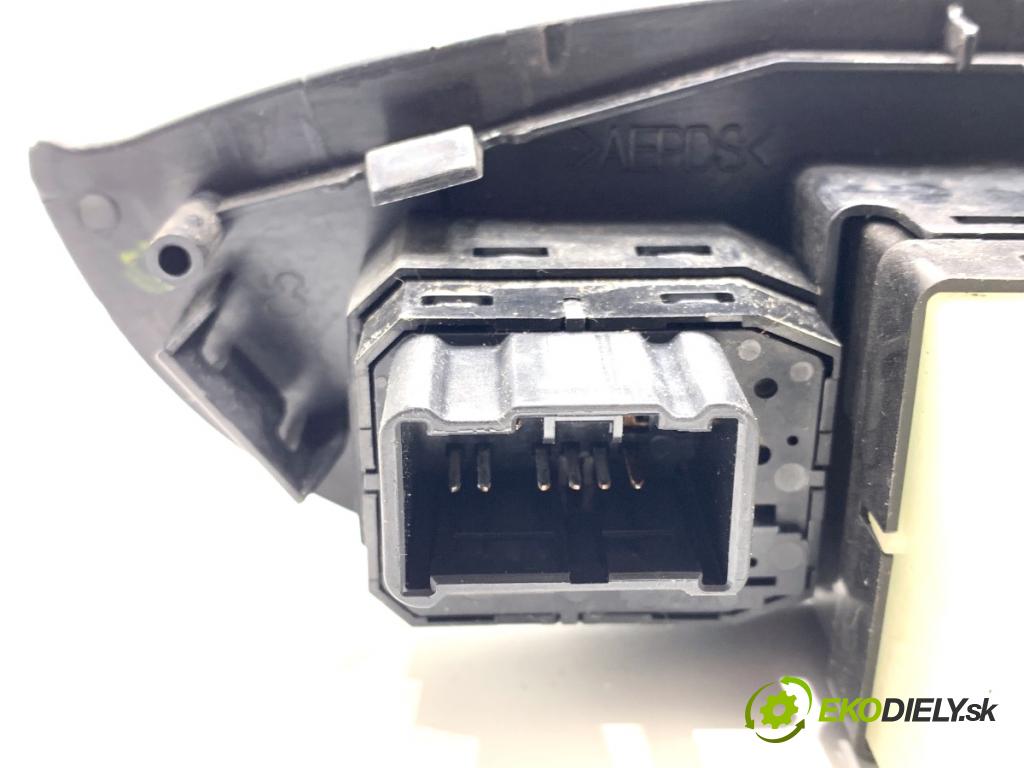 SUZUKI GRAND VITARA II samochód terenowy zamknięty 2006 95 kW 1.9 DDiS Napęd na wszystkie koła (JT419, TD44, JB419WD,... 1870 Prepínač okien  (Prepínacie páčky pod volantom)