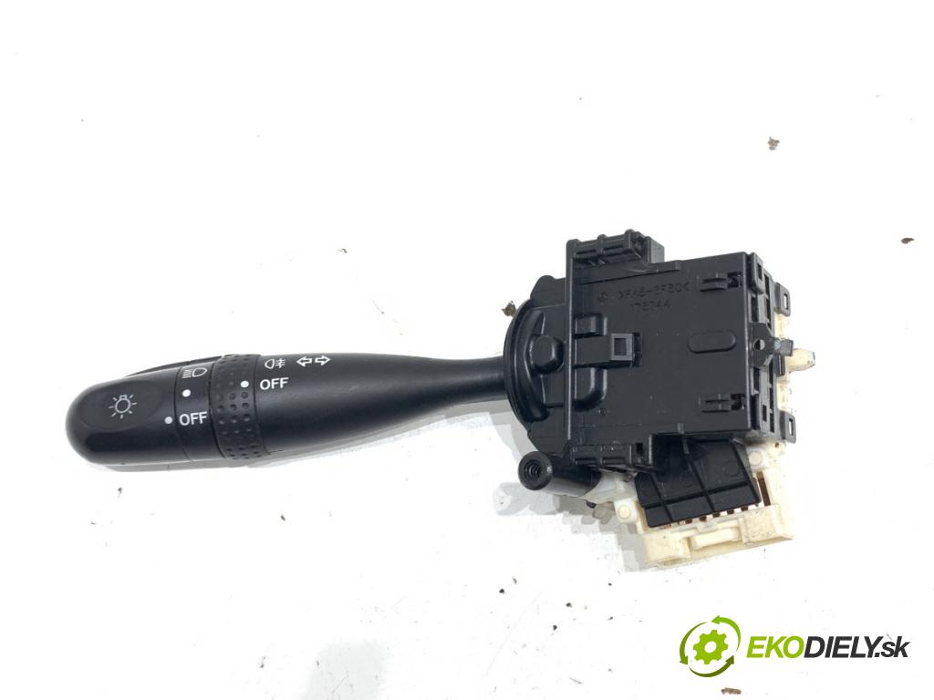 SUZUKI GRAND VITARA II samochód terenowy zamknięty 2006 95 kW 1.9 DDiS Napęd na wszystkie koła (JT419, TD44, JB419WD,... 1870 Prepínač smeroviek  (Prepínacie páčky pod volantom)