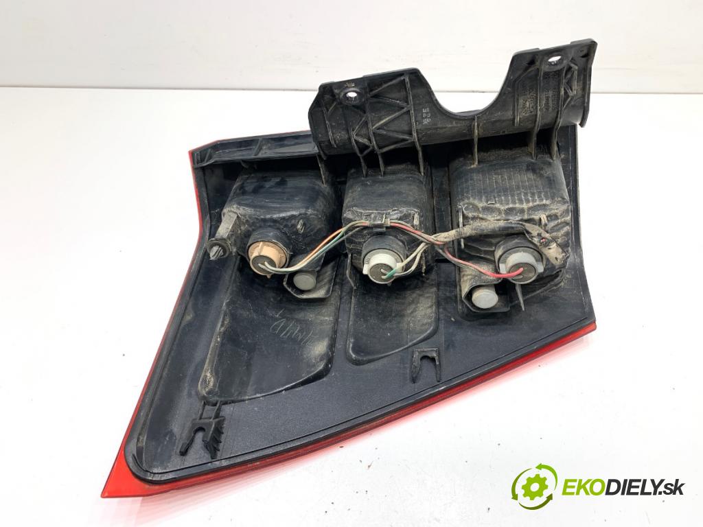 SUZUKI GRAND VITARA II samochód terenowy zamknięty 2006 95 kW 1.9 DDiS Napęd na wszystkie koła (JT419, TD44, JB419WD,... 1870 Svetlo pravy zad