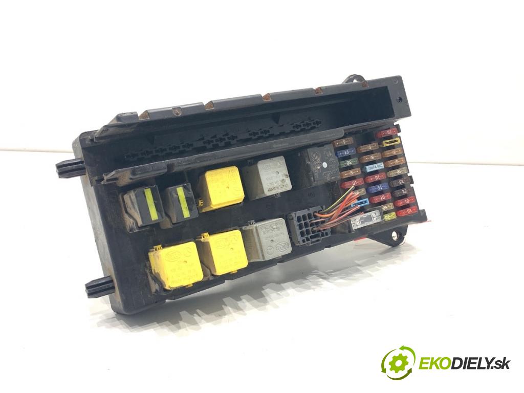 VW CARFTER 30 35 Autobus 2010 120 kW 2.5 TDI 2461 skříňka poistková 9065450001 (Pojistková skříňka)