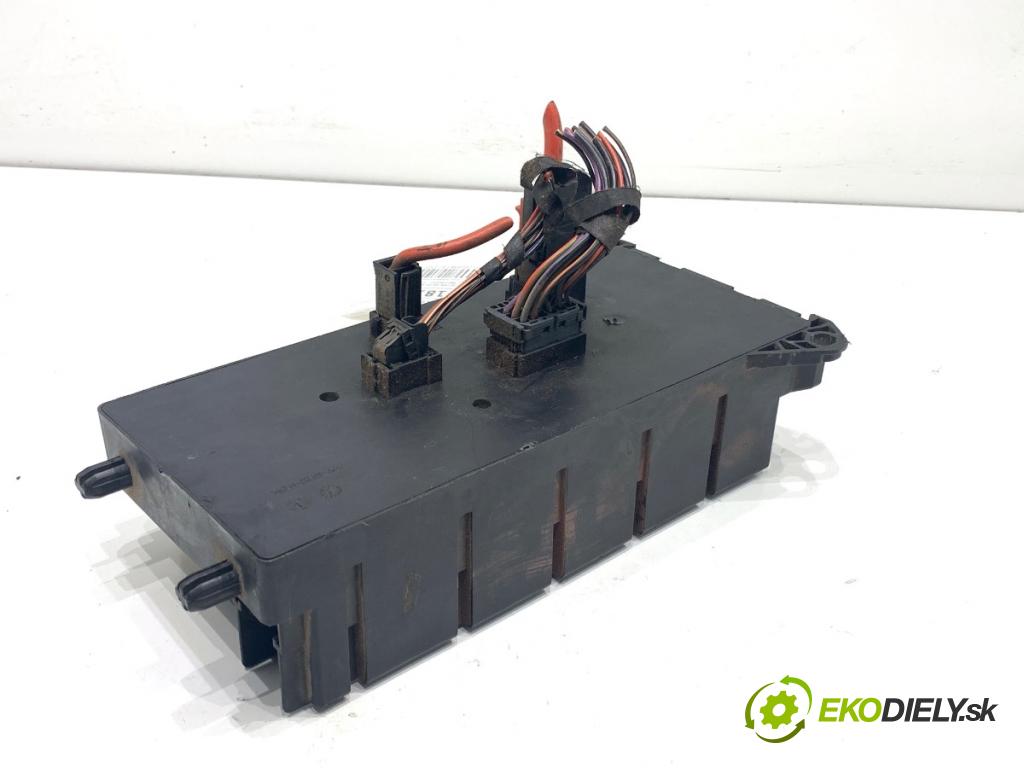 VW CARFTER 30 35 Autobus 2010 120 kW 2.5 TDI 2461 skříňka poistková 9065450001 (Pojistková skříňka)