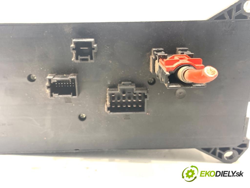 VW CARFTER 30 35 Autobus 2010 120 kW 2.5 TDI 2461 skříňka poistková 9065450001 (Pojistková skříňka)