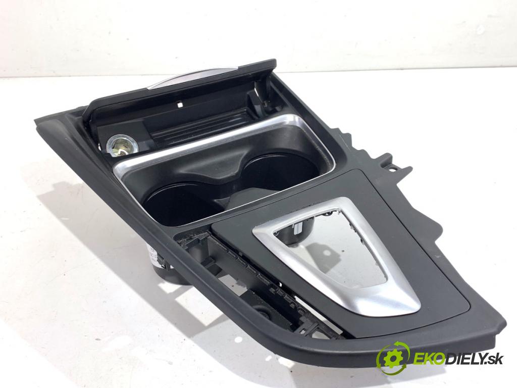 BMW F32 coupe 2014 135 kW 420 d xDrive 1995 Držiak na nápoje 9218925 (Držiak (úchyt) na nápoje)
