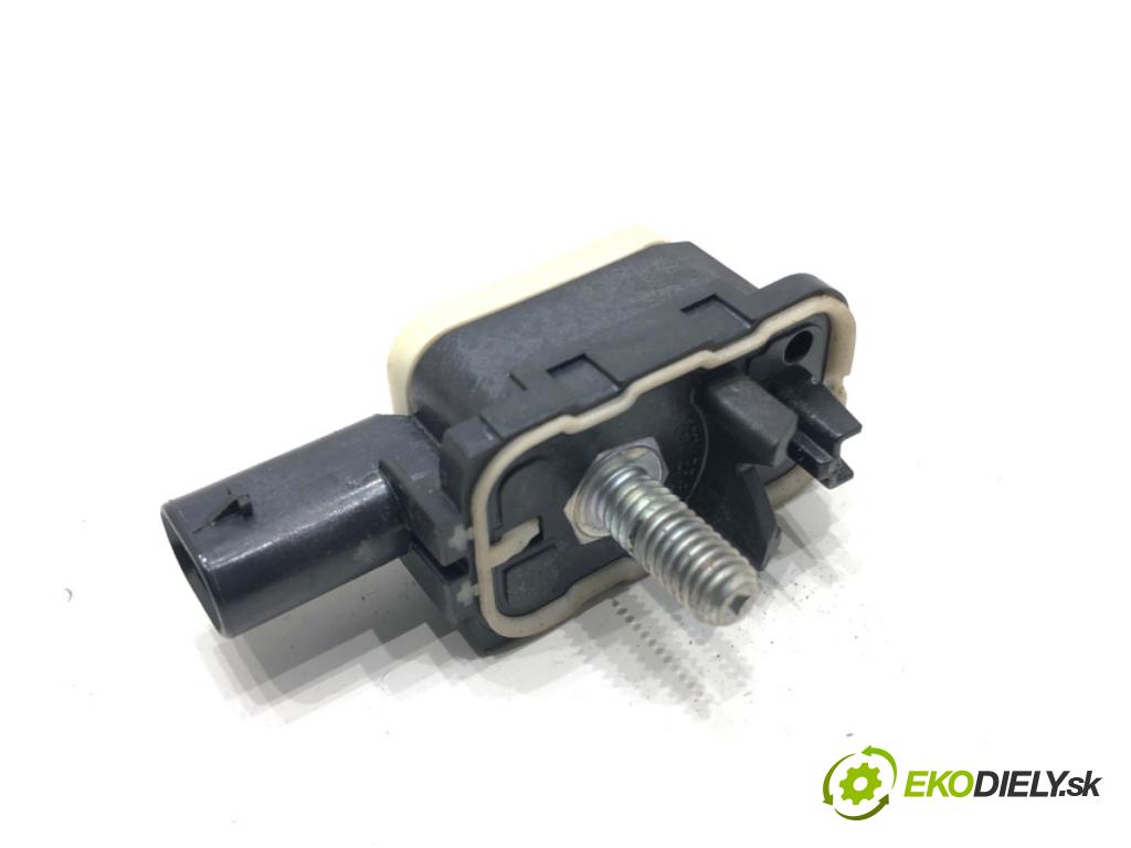 BMW F32 coupe 2014 135 kW 420 d xDrive 1995 Snímač nárazu 9217711 (Snímač nárazu)