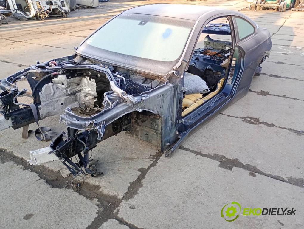 BMW F32 coupe 2014 135 kW 420 d xDrive 1995 KAROSERIA ČTVRŤÁK blatník zadní část levý práh střecha PODŁUŻNICA levý pravý