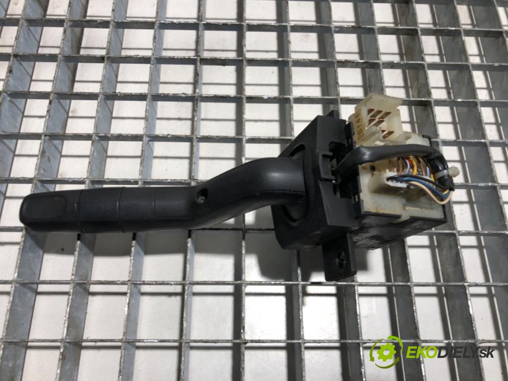 SCANIA P,G,R,T - series Ciągnik siodłowy 2008 279 kW R 380 279 kW [380 KM] olej napędowy 2004 - 2022 10600 Prepínač smeroviek  (Prepínacie páčky pod volantom)