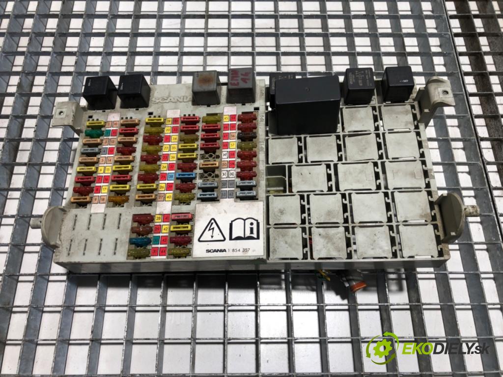SCANIA P,G,R,T - series Ciągnik siodłowy 2008 279 kW R 380 279 kW [380 KM] olej napędowy 2004 - 2022 10600 skříňka poistková 1854358 (Pojistková skříňka)