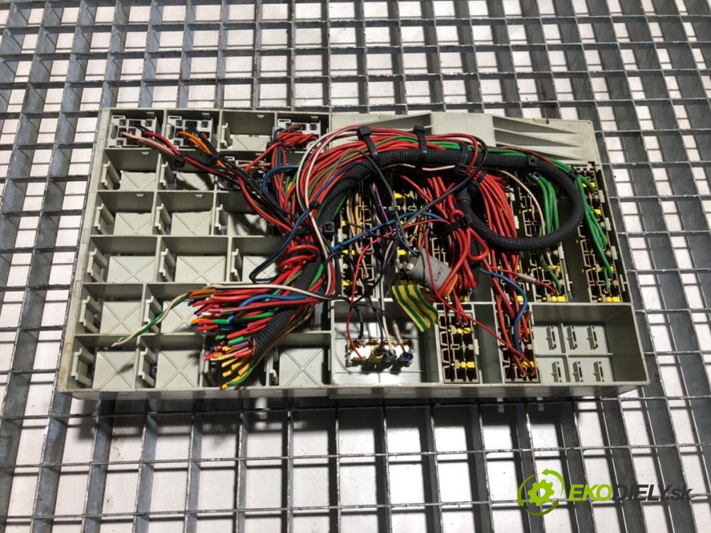 SCANIA P,G,R,T - series Ciągnik siodłowy 2008 279 kW R 380 279 kW [380 KM] olej napędowy 2004 - 2022 10600 skříňka poistková 1854358 (Pojistková skříňka)