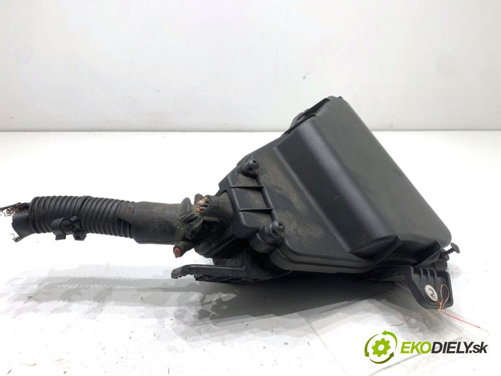 AUDI A8 D4 sedan 2011 258 kW 4.2 TDI quattro 4134 skříňka poistková 4H1955407 4H1955408 (Pojistková skříňka)