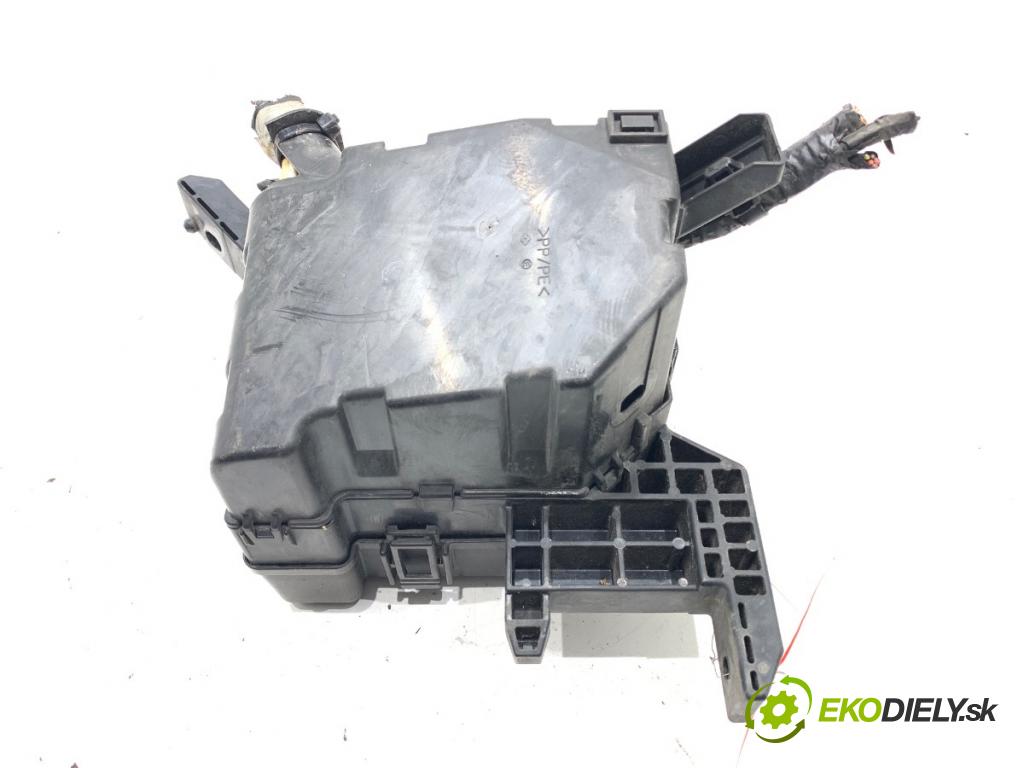 SUZUKI SX4 liftback 2010 88 kW 1.6 VVT (RW 416) 1586 skříňka poistková  (Pojistková skříňka)