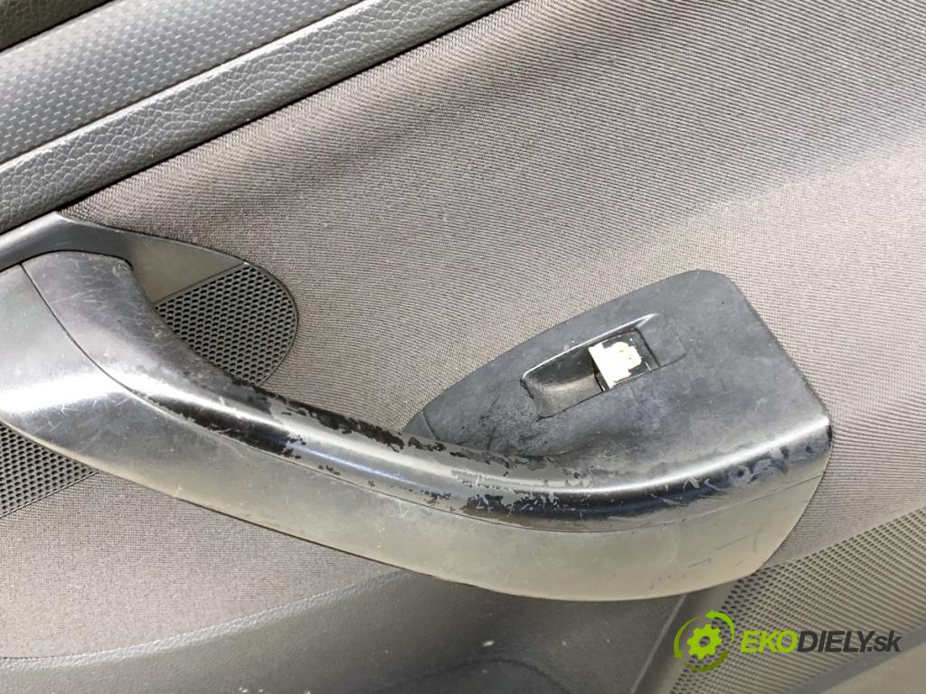 VW GOLF V liftback 2004 77 kW 1.9 TDI 1896 čalúnenie Dvere pravy predný