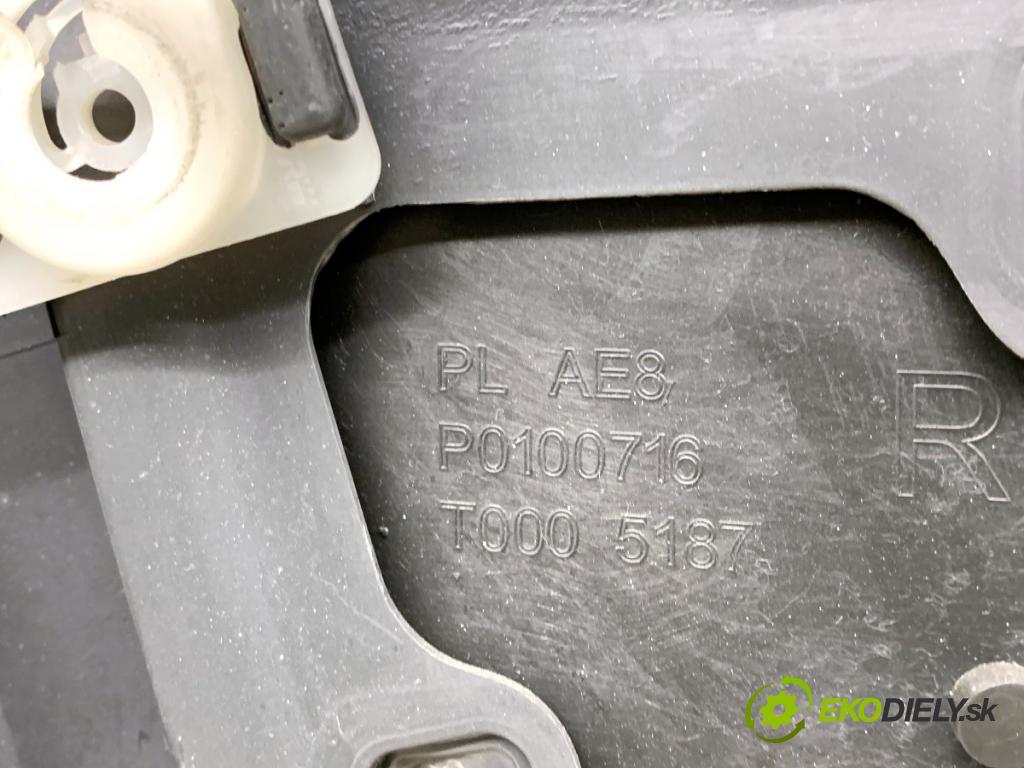 VW GOLF V liftback 2004 77 kW 1.9 TDI 1896 čalúnenie Dvere pravy predný