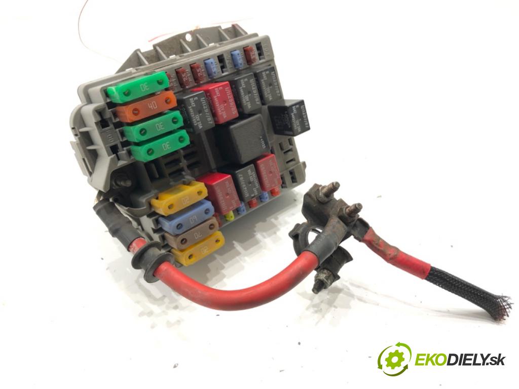 FIAT LINEA sedan 2012 57 kW 1.4 1368 skříňka poistková 51806891 (Pojistková skříňka)