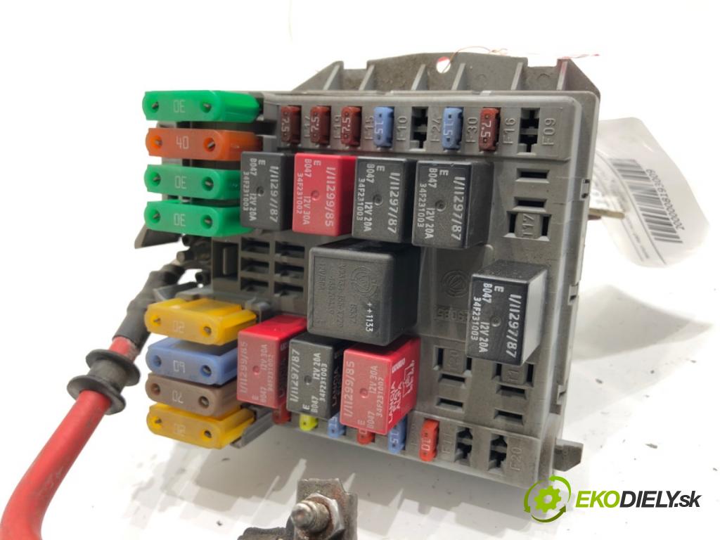 FIAT LINEA sedan 2012 57 kW 1.4 1368 skříňka poistková 51806891 (Pojistková skříňka)