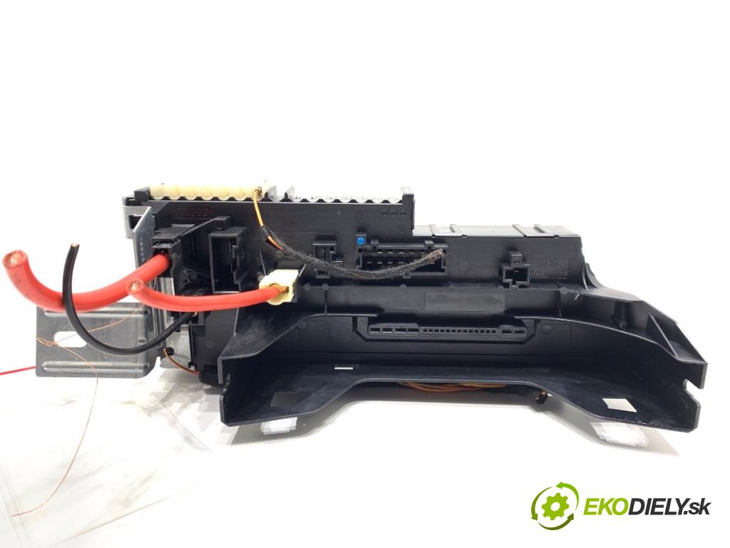 MERCEDES-BENZ X204 SUV 2010 125 kW 220 CDI (204.902) 2143 skříňka poistková 016706581A (Pojistková skříňka)