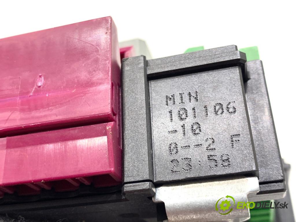 MERCEDES-BENZ X204 SUV 2010 125 kW 220 CDI (204.902) 2143 skříňka poistková 016706581A (Pojistková skříňka)