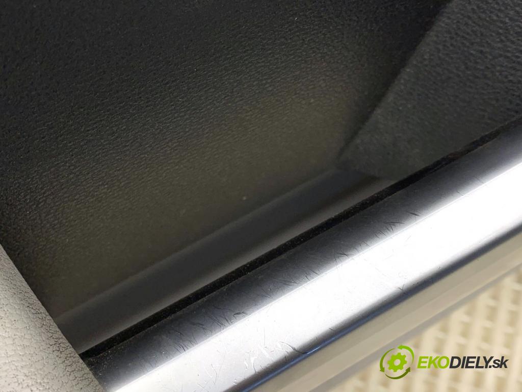 MERCEDES-BENZ X204 SUV 2010 125 kW 220 CDI (204.902) 2143 čalúnenie Dvere ľavy predný