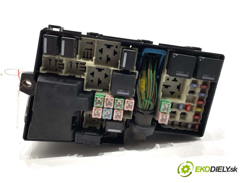 VOLVO V50 Kombi 2006 100 kW 2.0 D 1998 skříňka poistková 518818000 (Pojistková skříňka)