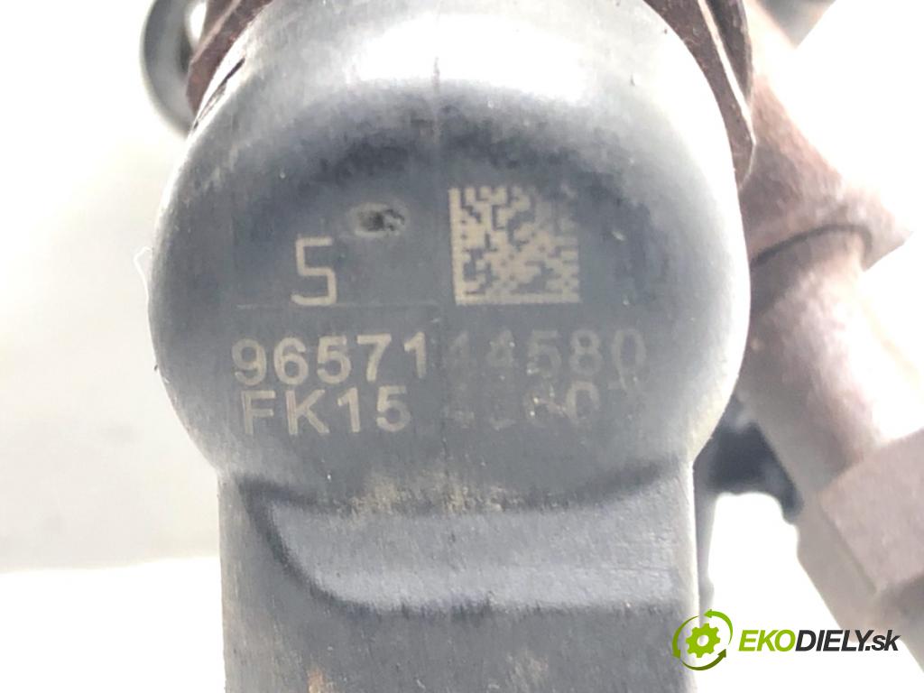 VOLVO V50 Kombi 2006 100 kW 2.0 D 1998 vstrekovač 9657144580 (Vstrekovač paliva)