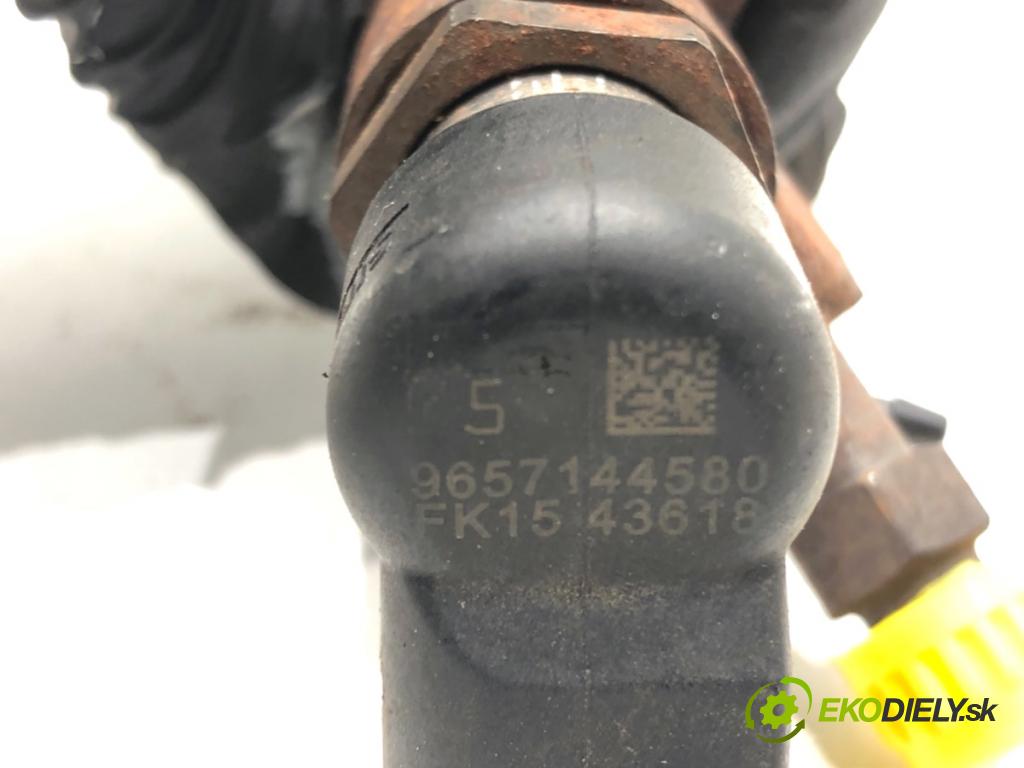 VOLVO V50 Kombi 2006 100 kW 2.0 D 1998 vstrekovač 9657144580 (Vstrekovač paliva)