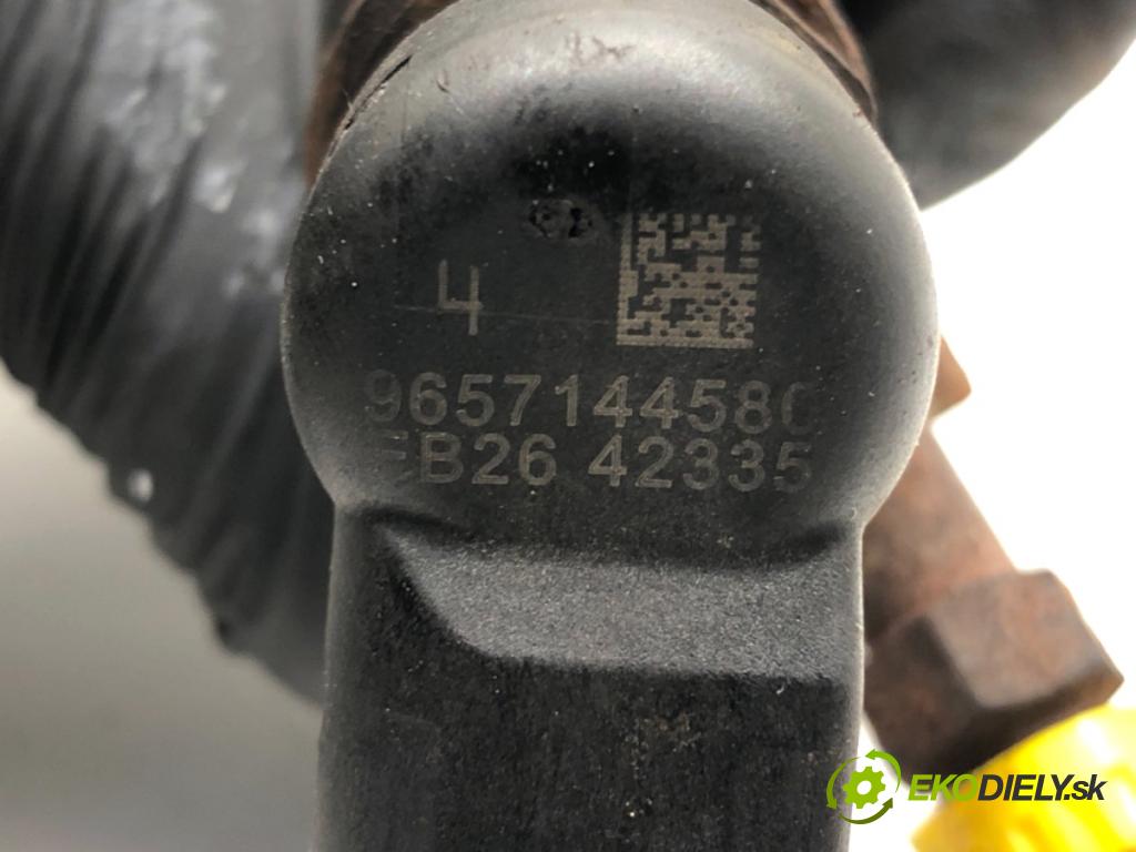 VOLVO V50 Kombi 2006 100 kW 2.0 D 1998 vstrekovač 9657144580 (Vstrekovač paliva)