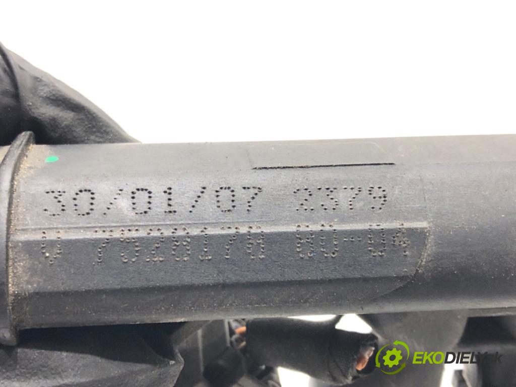 MINI R56 liftback 2007 70 kW One 1397 lišta vstřikovací V752817880 (Vstřikovací lišta)