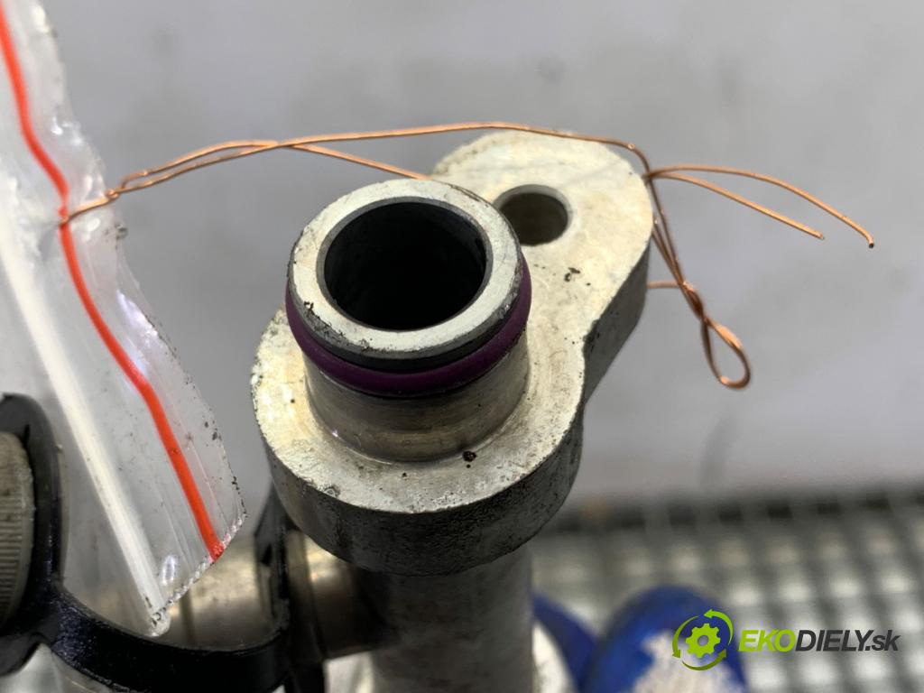 MERCEDES-BENZ X204 SUV 2010 125 kW 220 CDI (204.902) 2143 rúrka klimatizace A2048306915 (Trubka klimatizace)