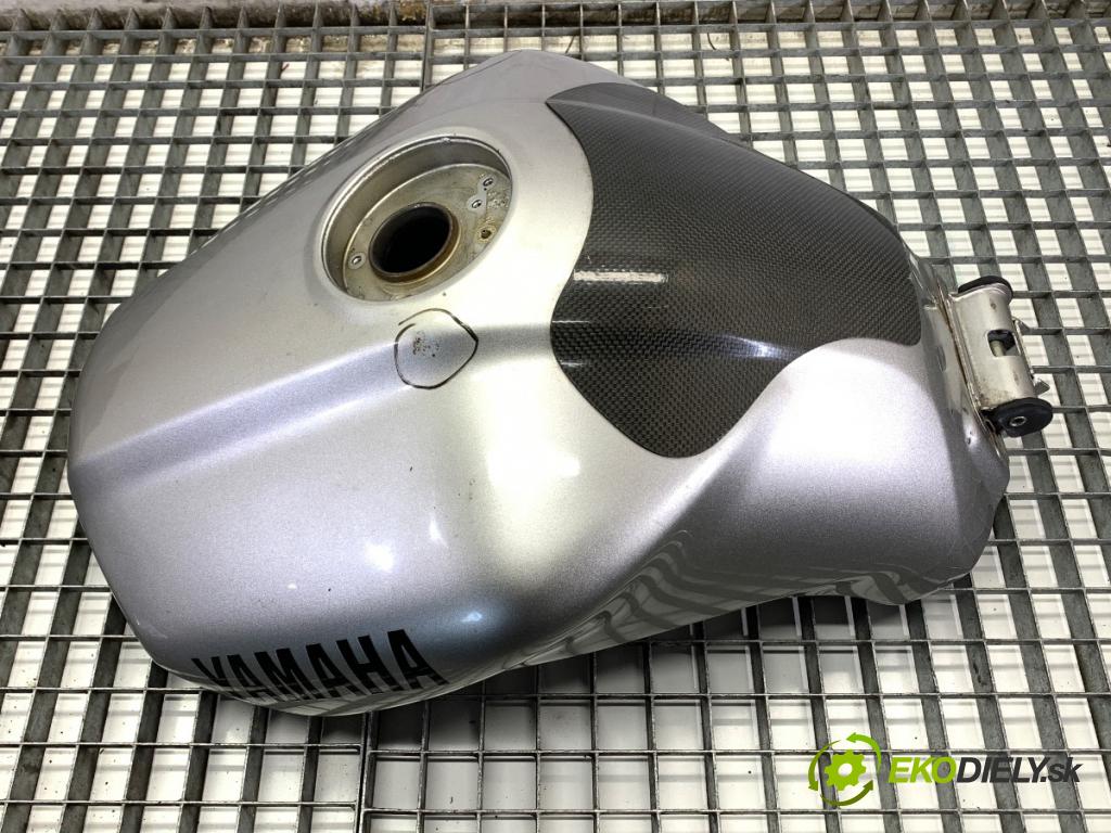 YAMAHA FZS 1000 FAZER  2002 105 kW FZS 1000 FAZER 998 Nádržka paliva NÁDRŽ: 
