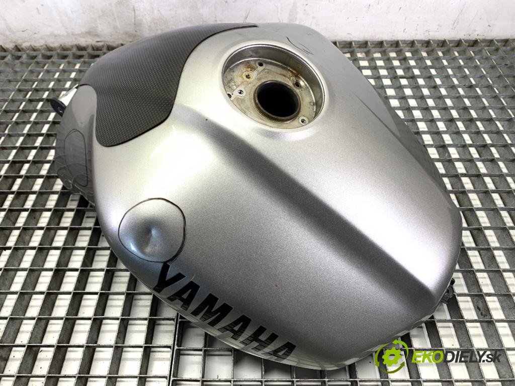 YAMAHA FZS 1000 FAZER  2002 105 kW FZS 1000 FAZER 998 Nádržka paliva NÁDRŽ: