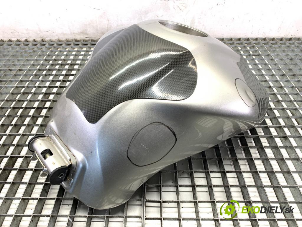 YAMAHA FZS 1000 FAZER  2002 105 kW FZS 1000 FAZER 998 Nádržka paliva NÁDRŽ: