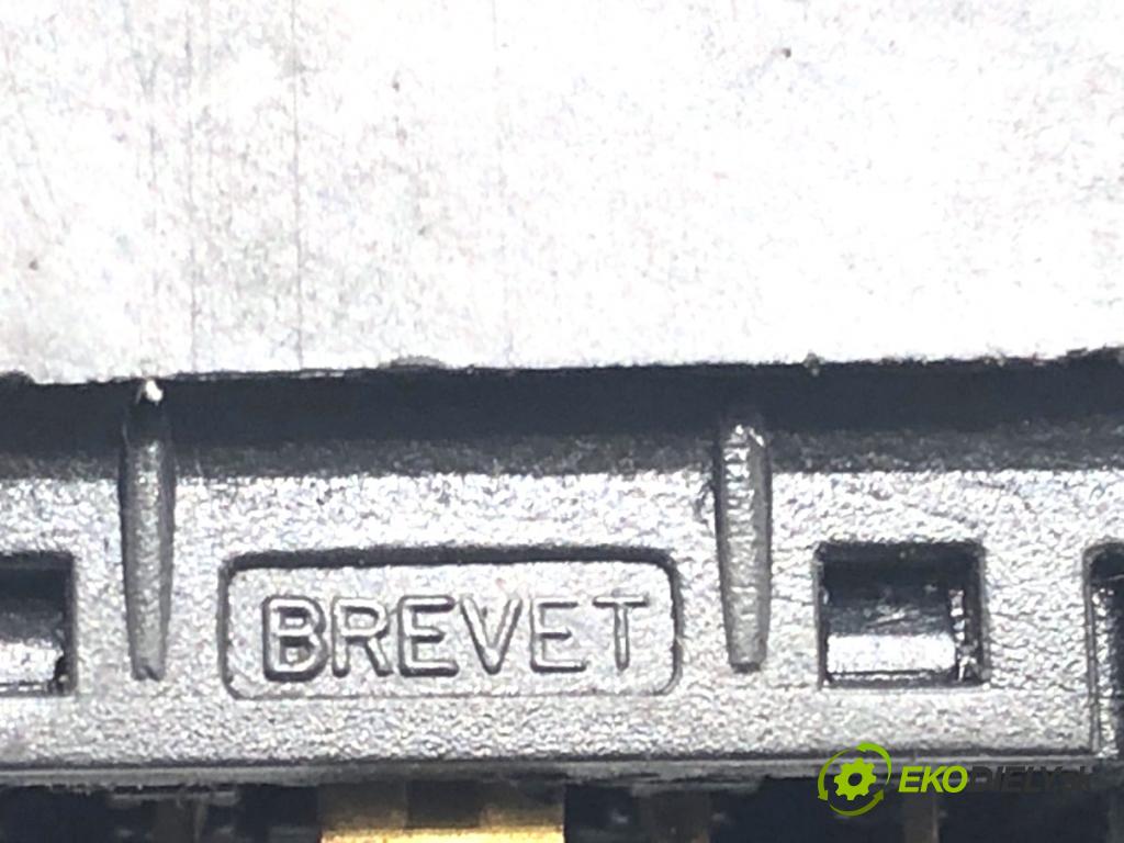 AIXAM A741 liftback 2006 4 kW 0.4 D 400 Prepínač okien  (Prepínacie páčky pod volantom)