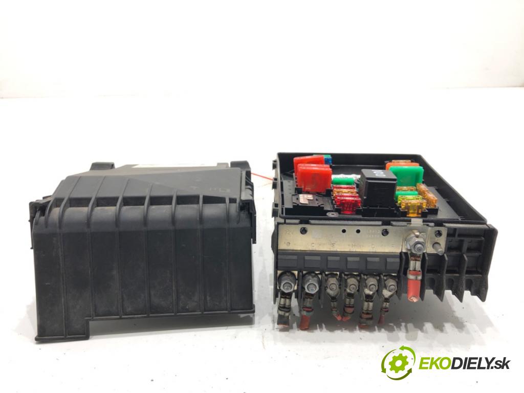 VW GOLF VI Kombi 2012 77 kW 1.6 TDI 1598 skříňka poistková 1K0937132F (Pojistková skříňka)