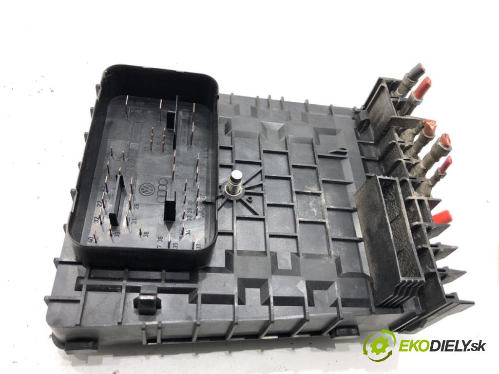 VW GOLF VI Kombi 2012 77 kW 1.6 TDI 1598 skříňka poistková 1K0937132F (Pojistková skříňka)