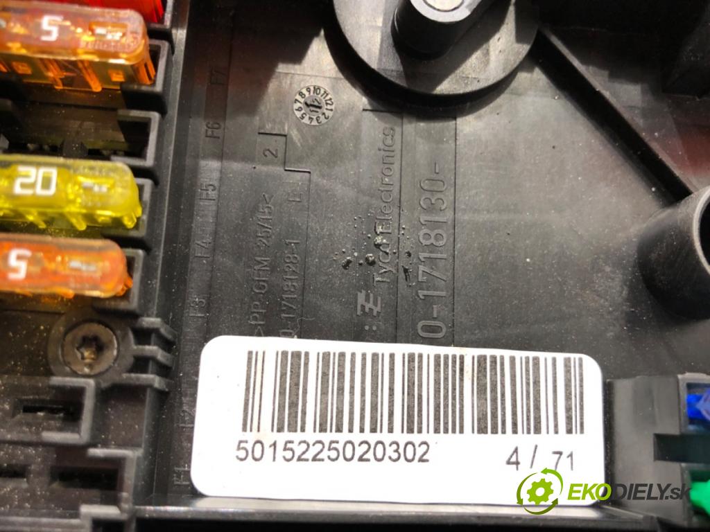 VW GOLF VI Kombi 2012 77 kW 1.6 TDI 1598 skříňka poistková 1K0937132F (Pojistková skříňka)