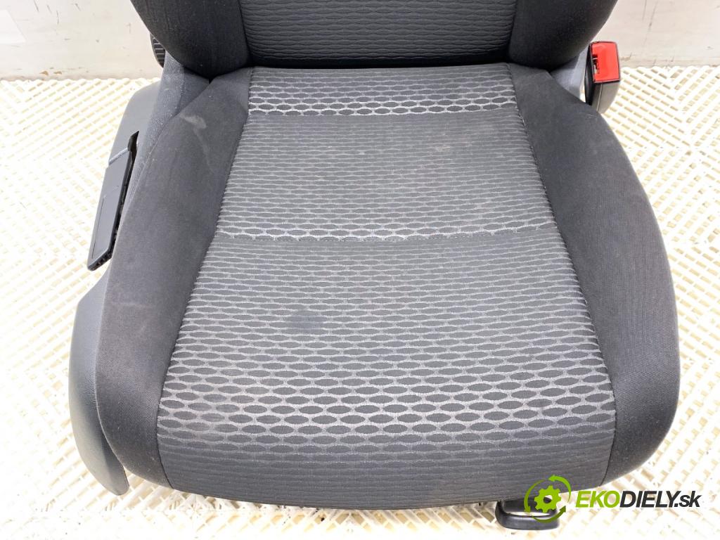 VW GOLF VI Kombi 2012 77 kW 1.6 TDI 1598 Sedadlo pravy predný