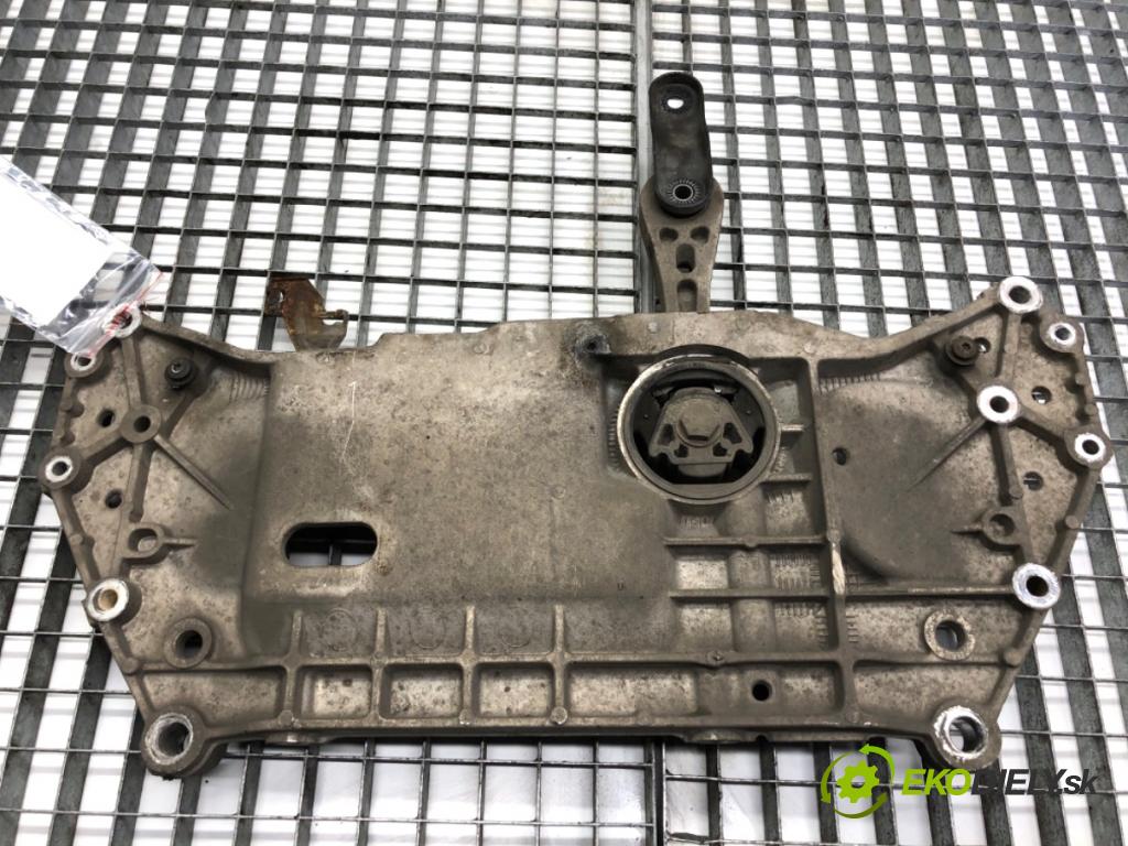 VW GOLF VI Kombi 2012 77 kW 1.6 TDI 1598 výztuha pod motor 1K0199369G (Přední výztuha)