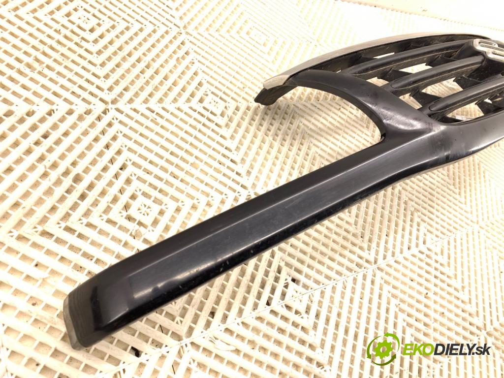 SUZUKI GRAND VITARA I samochód terenowy zamknięty 2001 68 kW 2.0 TD 4x4 (SQ 420D) 1998 mřížka maska  (Přední mřížka (maska chladiče))