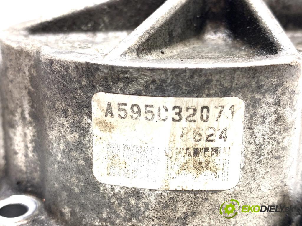 SUZUKI JIMNY III samochód terenowy zamknięty 2009 63 kW 1.5 DDiS 4x4 1461 Pumpa vákuová A595C32071