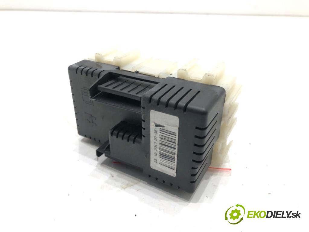 VOLVO V60 I Kombi 2018 110 kW 2.0 D3 1969 Skrinka poistková  (Poistková skrinka)