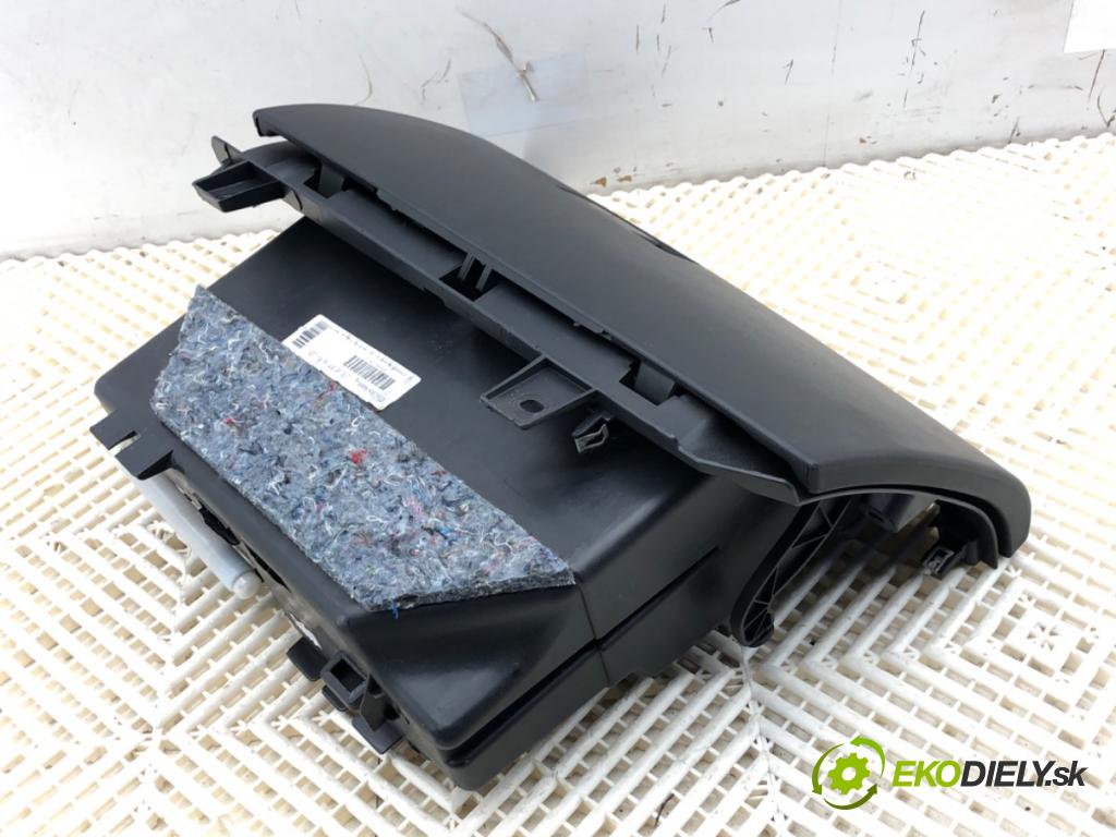 VOLVO V60 I Kombi 2018 110 kW 2.0 D3 1969 Priehradka, kastlík spolujazdca 30755651 (Priehradka (kastlík))