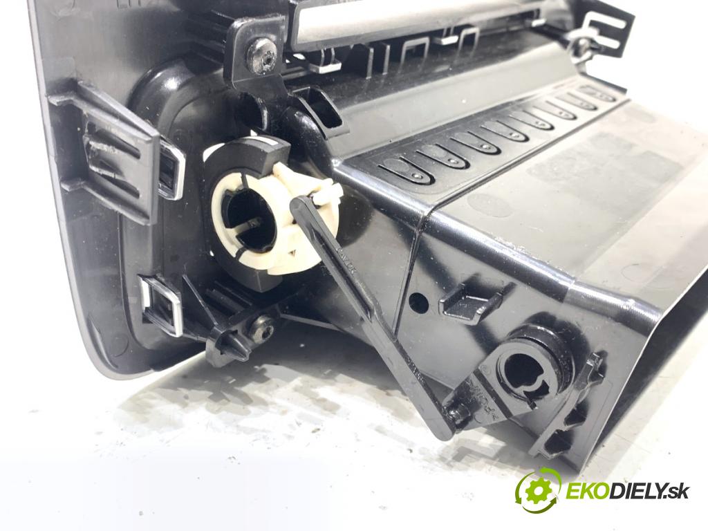 VOLVO V60 I Kombi 2018 110 kW 2.0 D3 1969 Mriežky kúrenia predný 30791699