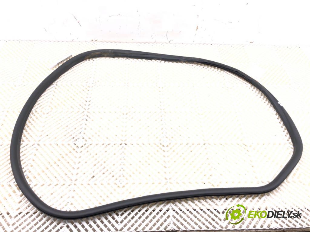 VOLVO V60 I Kombi 2018 110 kW 2.0 D3 1969 těsnění dveře zadní část pravá  (Karoserie ostatní)