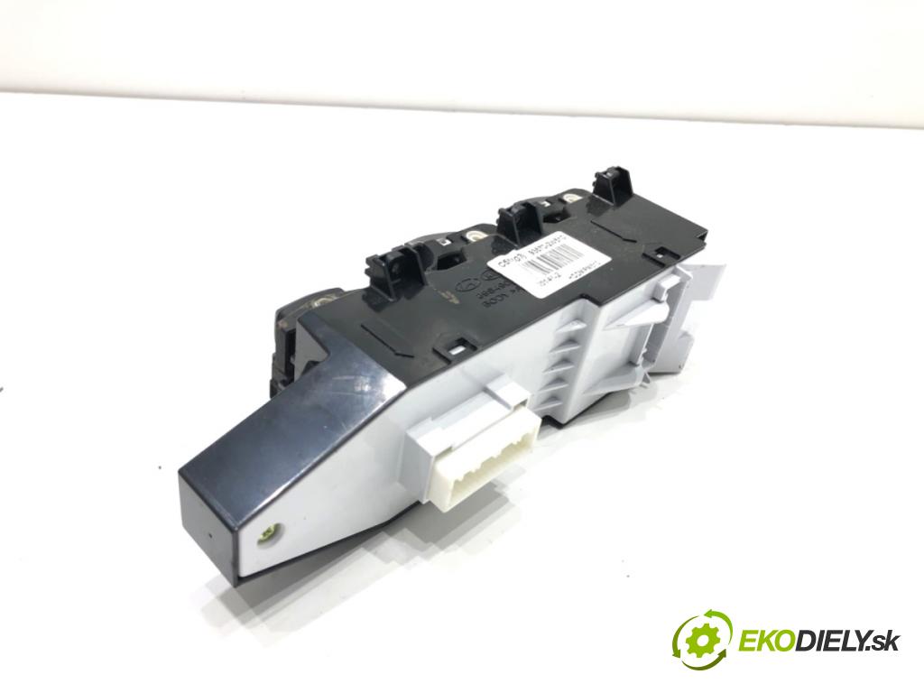 HYUNDAI SANTA FE III SUV 2014 145 kW 2.2 CRDi 4WD 2199 Prepínač okien 93570-2W510 (Prepínacie páčky pod volantom)